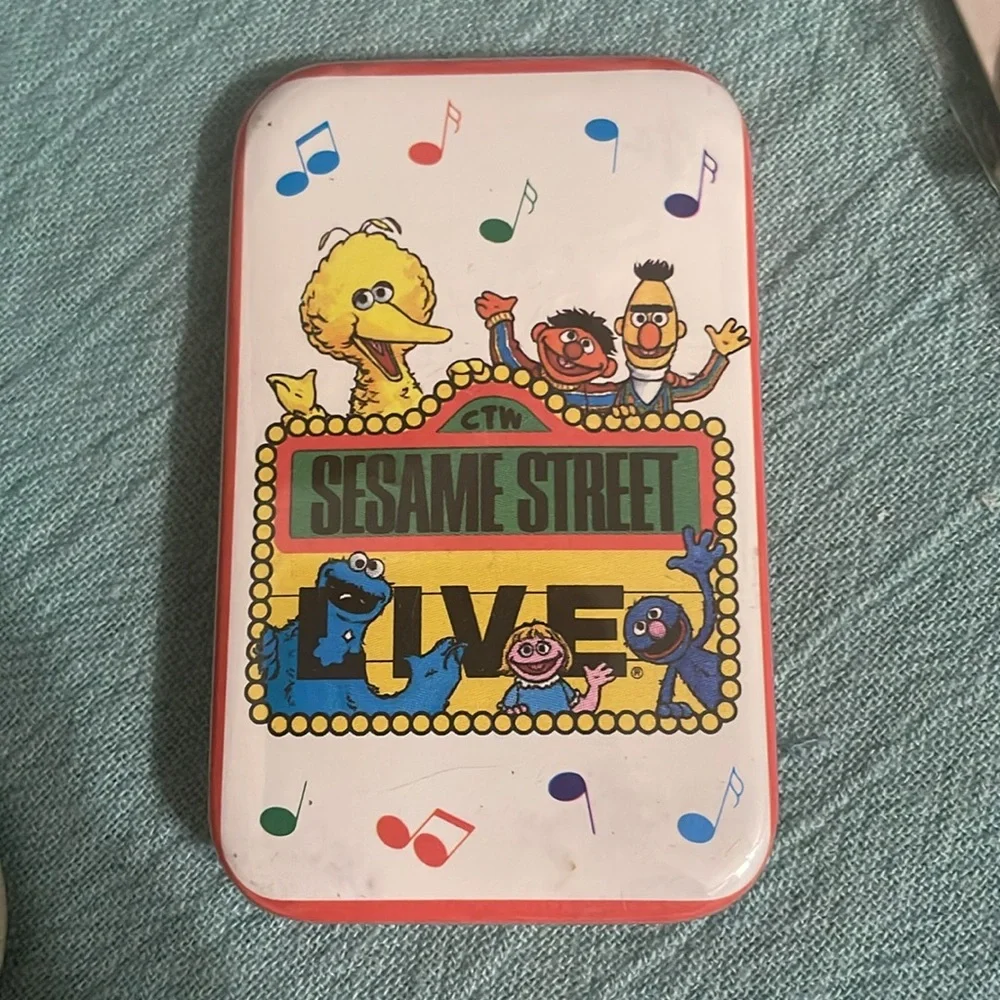 Button and pin bundle - Picture 6 of 9